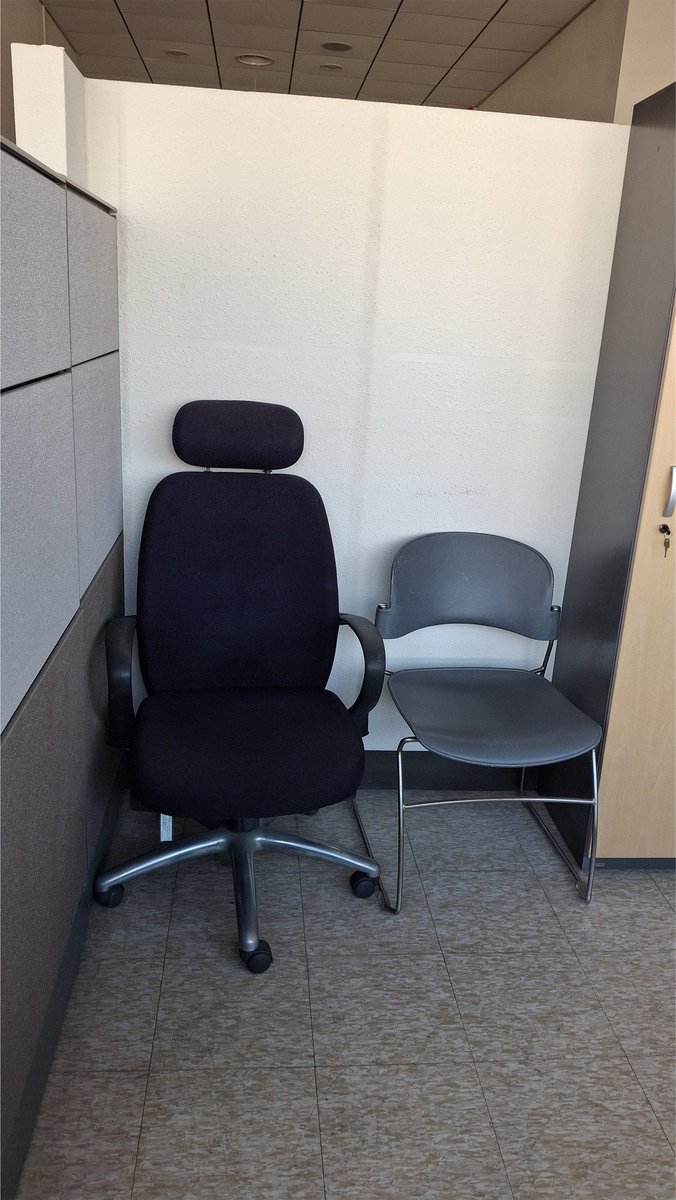 bsmbsh's tweet image. 부산대 생협 밀양캠퍼스 매점 노동자들 휴게실 없어 사측에 요청하니 복도 한켠에 내어줬다.사측은 설치해 줬으면 그만이라고 생각하는 것 같다. 산안법에는 크기, 위치, 온도, 조명 등 노동자가 쉴 수 있는 공간인지 따지게 되어 있다. 마지막 기회를 주고 안되면 노동청 갈 생각이다.