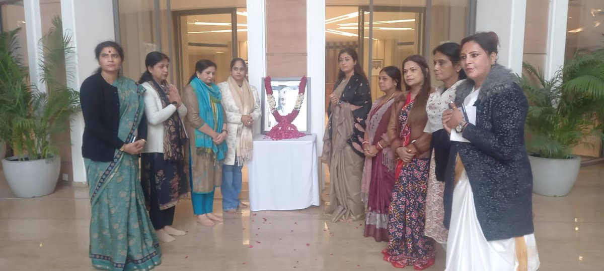 MahilaCongress's tweet photo. शक्ति, साहस और निर्भयता का पर्याय इंदिरा गांधी जी को शत-शत नमन।

अखिल भारतीय महिला कांग्रेस की राष्ट्रीय अध्यक्ष और महिला कांग्रेस की नेत्रियों ने श्रद्धेय इंदिरा जी को उनकी जन्म-जयंती पर श्रद्धांजलि अर्पित की।

📍इंदिरा भवन, नई दिल्ली https://t.co/qeD5FOE78d