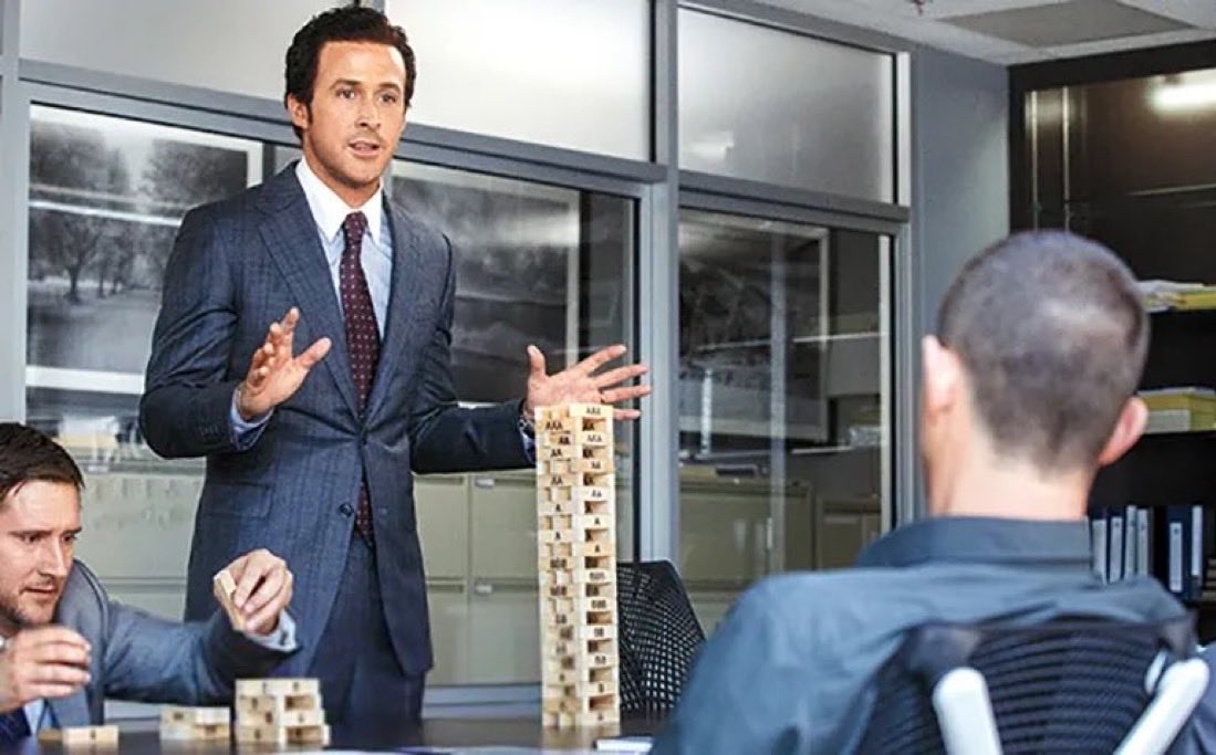 商务人士玩 Jenga，象征 Solana DeFi 的风险与增长