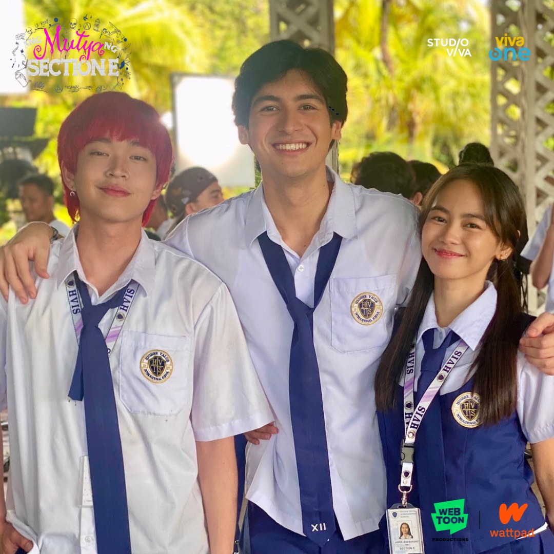 StudioVivaPH's tweet photo. Mga Klasmeyts, our fave trio is back! 🤍

"Ang Mutya ng Section E" (The Dark Side) is coming this December 4 — only on Viva One!

#ANNSEBook2TheDarkSide
#AngMutyaNgSectionEBook2TheDarkSide
#AndresMuhlach
#AshtineOlviga
#RabinAngeles
#Wattpad
#Webtoon
#StudioViva https://t.co/Bd4vKDdtfo