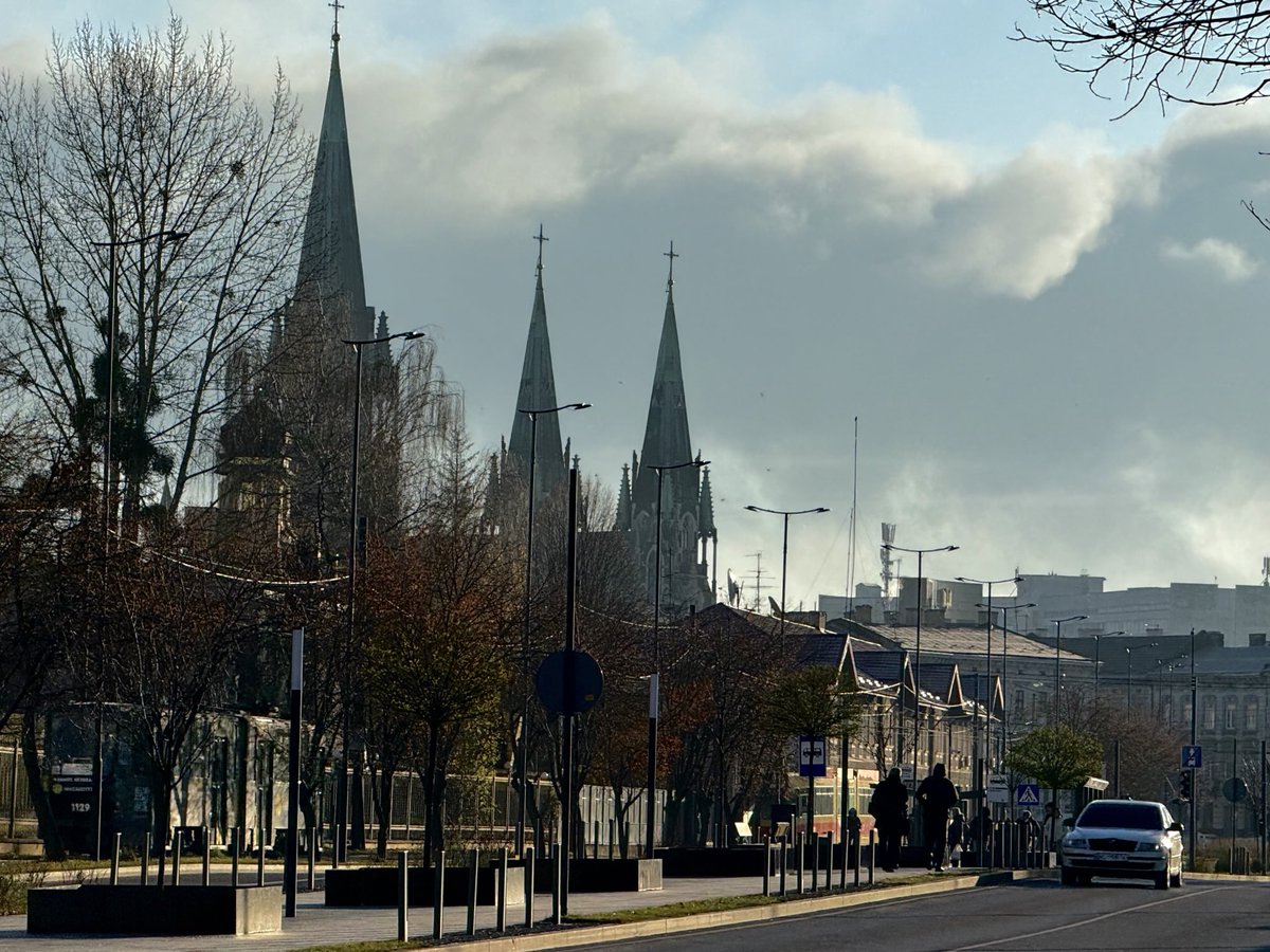 3Bergen's tweet image. In #Lviv. Dit zijn geen wolken, dit is een rookgordijn.