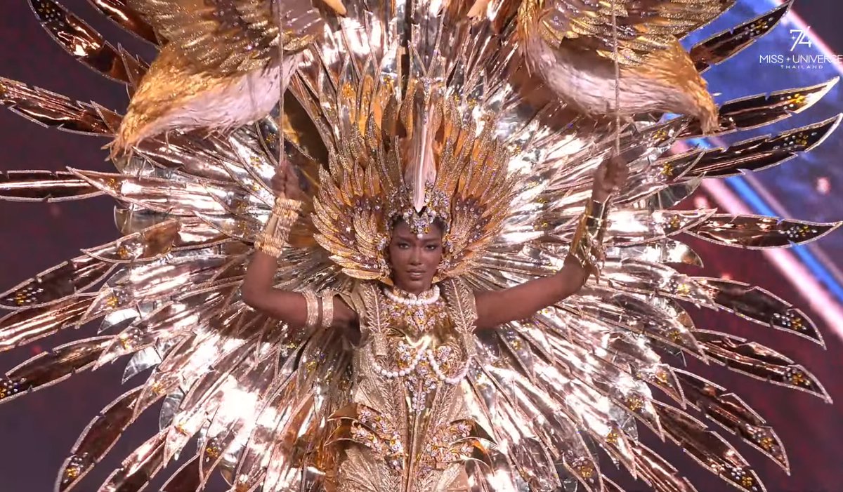 Fridarosana's tweet photo. HABLEMOS DE ISLAS TURCAS Y CAICOS😍 que traje tan divino, el visual de las plumas, el color dorado para su tono de piel la hacía lucir aún más y los brillos en todo su cuerpo. Se ve que el traje pesaba KILOS, y aún así lo hizo fantástico✨ #IslasTurcas #MissUniverse https://t.co/KfxFr3SC7l