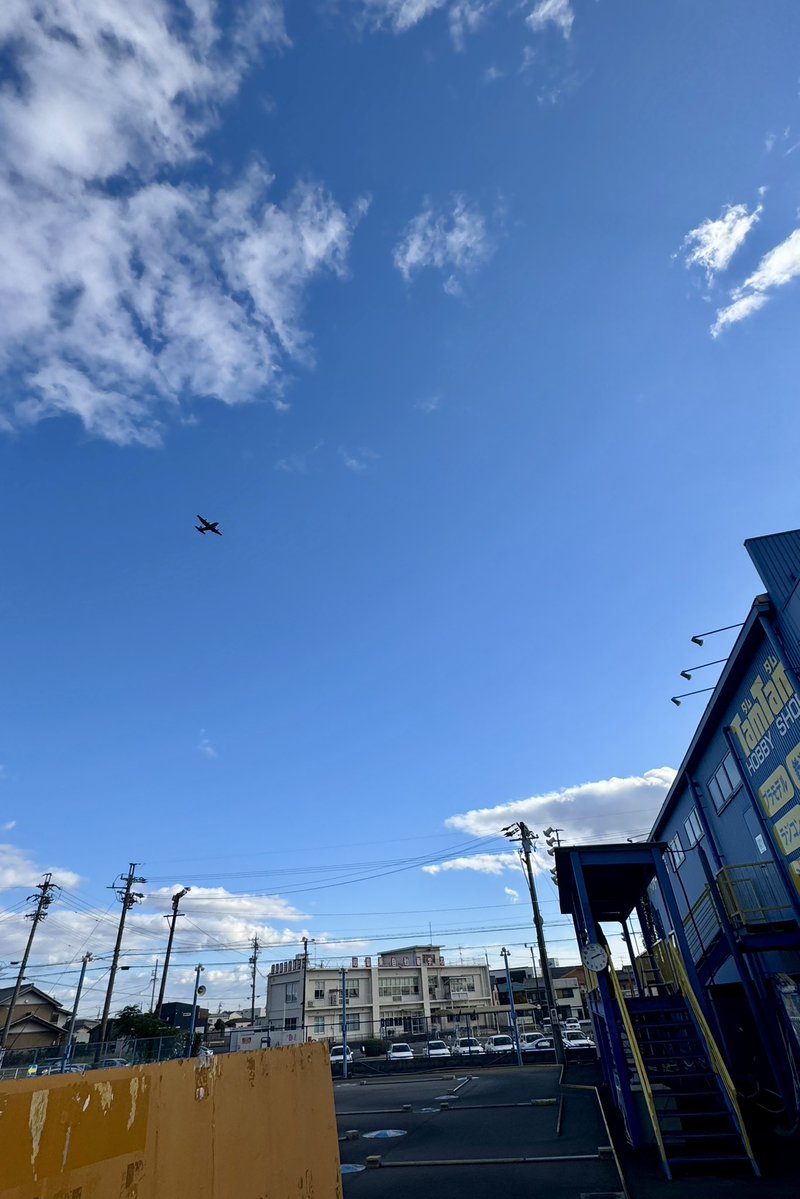 sudapyon's tweet image. 今日は静岡遠征で降ろし忘れた荷物を受け取りにタムタム岐阜に。

ええ天気で輸送機も気持ち良さそうに飛んでおりました〜。C-130Hかな？