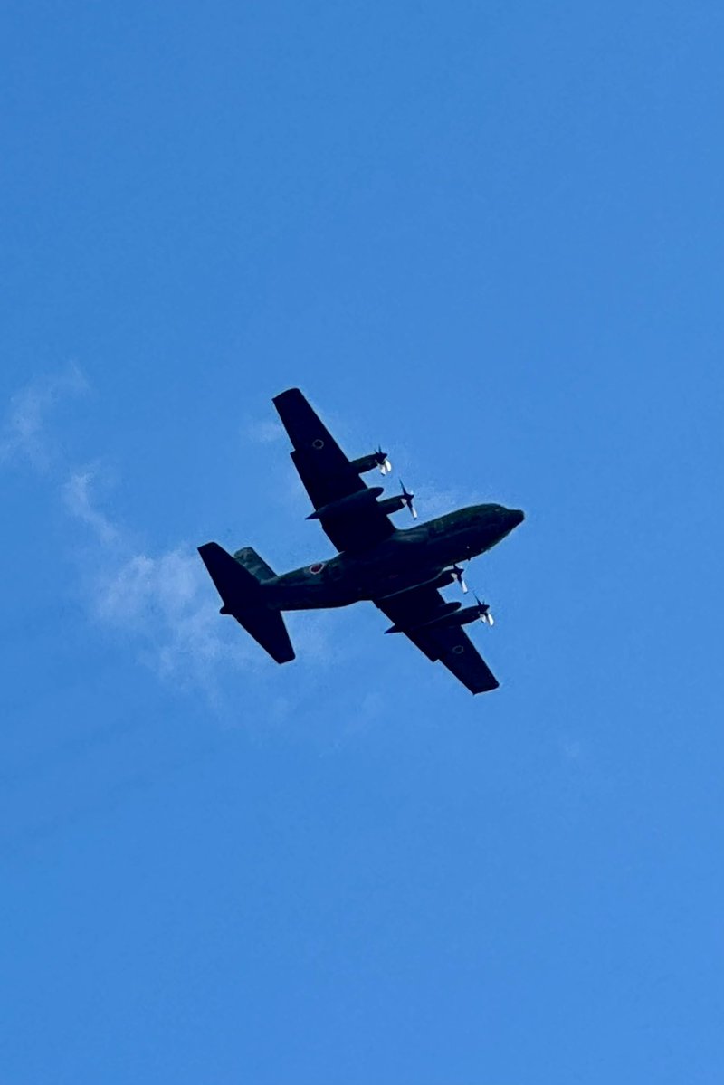 sudapyon's tweet image. 今日は静岡遠征で降ろし忘れた荷物を受け取りにタムタム岐阜に。

ええ天気で輸送機も気持ち良さそうに飛んでおりました〜。C-130Hかな？