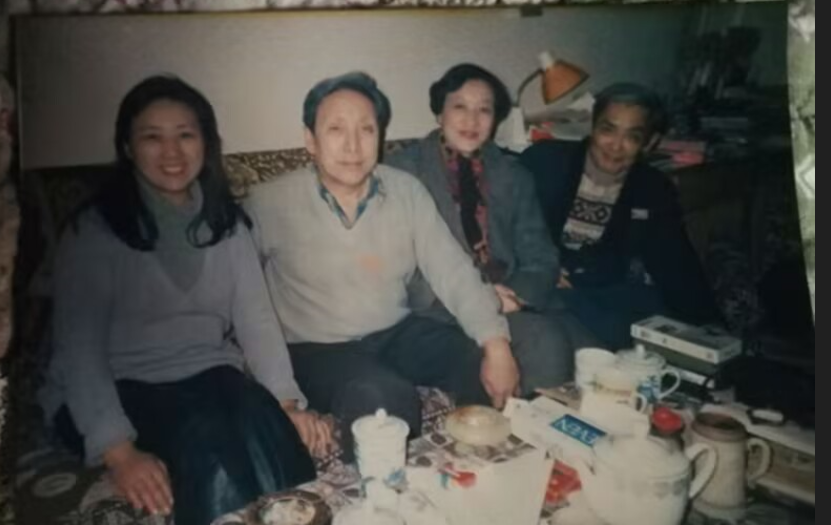 1987年1月劉賓雁被開除黨籍後，何家棟、羅點點、高瑜一起去看望他。