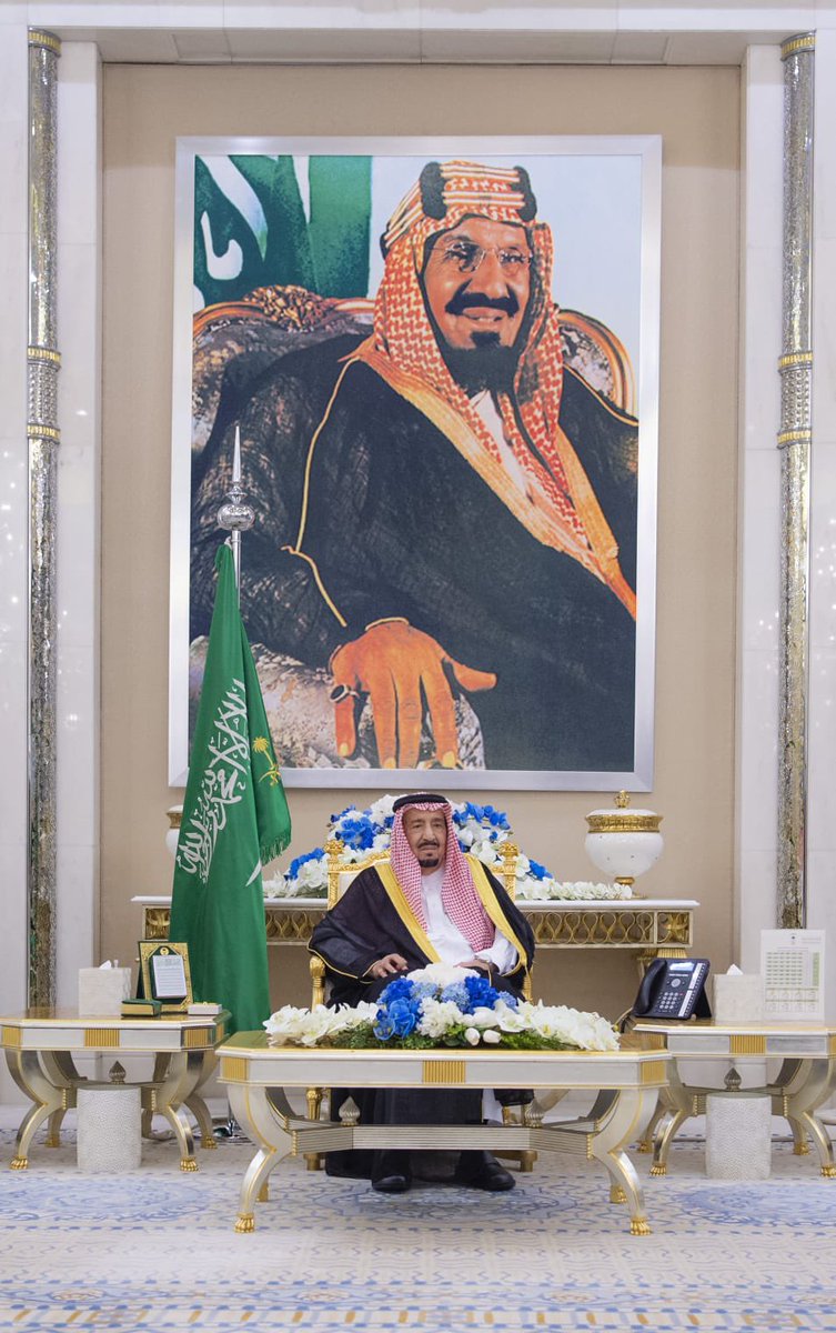 ( هيّجني والعبي يا ديرتي وانثني
وعلمي ذا الملا بأنّ الفخر من هنا 

البسي تاج عزك ديرتي جعلني
فدوة ترابك اللي منه جا عزنا

دامنا في ذرى سلمان كل هني
دامنا في ذرى محمد فيا سعدنا 

زلزلي وازهلي نموت وما ننحني
راس السعودي لغير الله ما قد حنا )