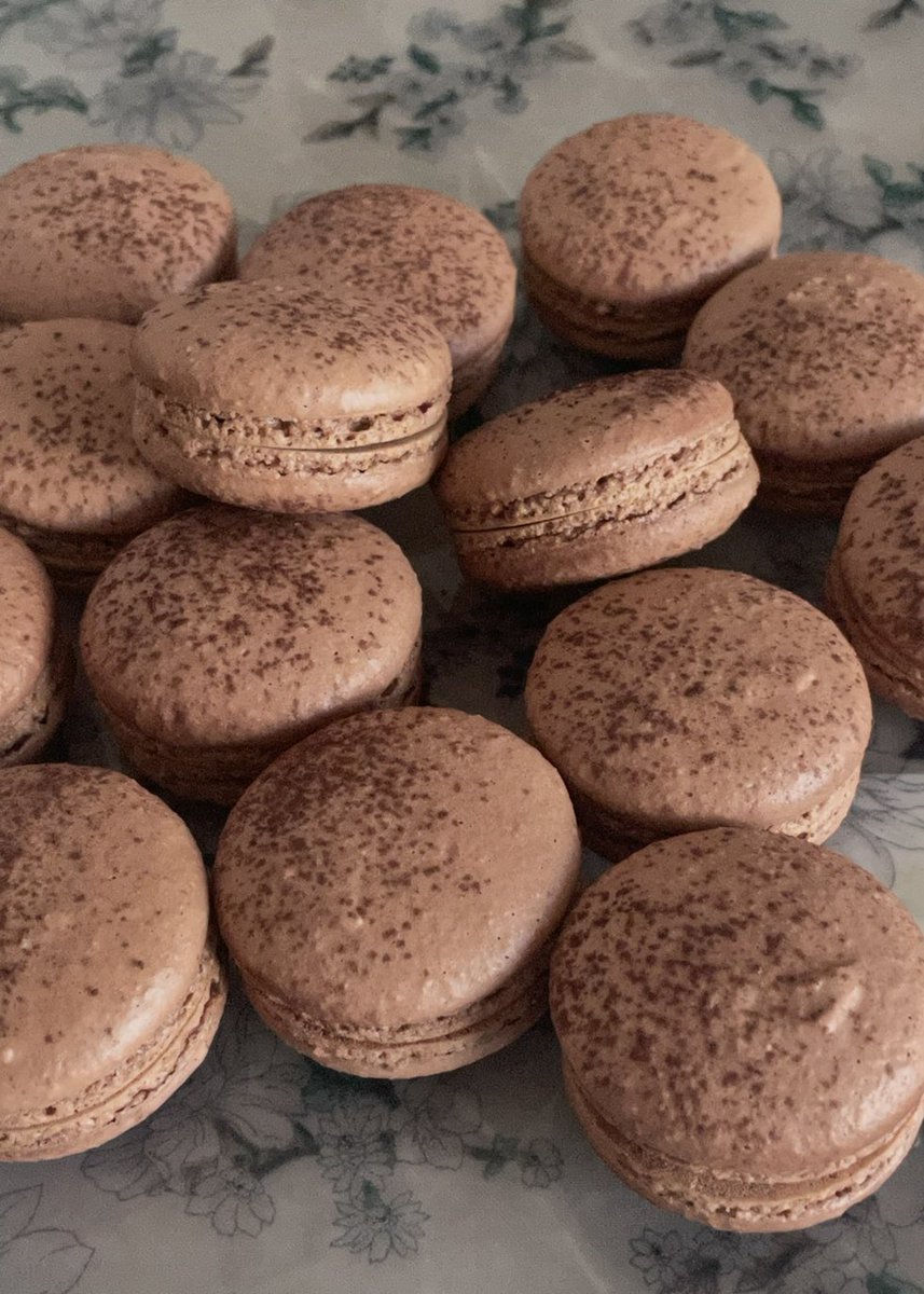 onlyforjaens's tweet image. 밀크 초콜릿 마카롱
드디어 핫초코의 계절이 다가왔어요 비슷하게 초콜릿 마카롱을 만들어봤는데
진짜로 진하고 맛있는 핫초코 맛이다…