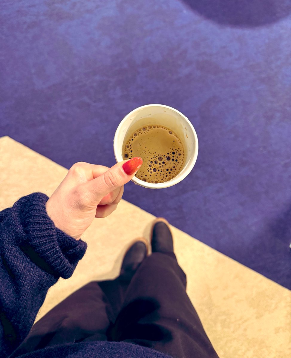 Grumpy_Emy's tweet photo. Bonjour ☕️ 

Quelle fraîcheur, je sais qu’ici vous êtes nombreux à aimer l’été et la chaleur, mais j’adore ce froid qui picote les joues.

La motivation, quant à elle, est toujours inexistante pour toute l’équipe. C’est pas grave, je reste focus sur les projets.

Bonne journée ☀️ https://t.co/ysFuuch9d6