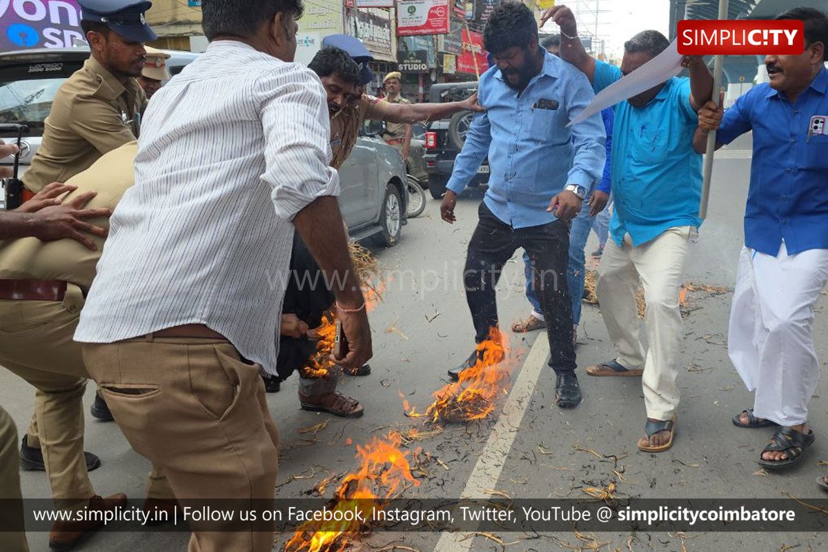 simplicitycbe's tweet photo. #photostory
Kovai Metro Rejection: Tension in Coimbatore as Protesters Burn Modi Effigy on Avinashi Road
அவிநாசி சாலையில் மோடி உருவ பொம்மை எரிப்பு; கோவையில் பரபரப்பு
#Coimbatore #AvinashiRoad #ModiEffigy #Protest #PoliticalProtest #CoimbatoreNews
#PC: Laxmanan, Simplicity https://t.co/vmowrVEHVt