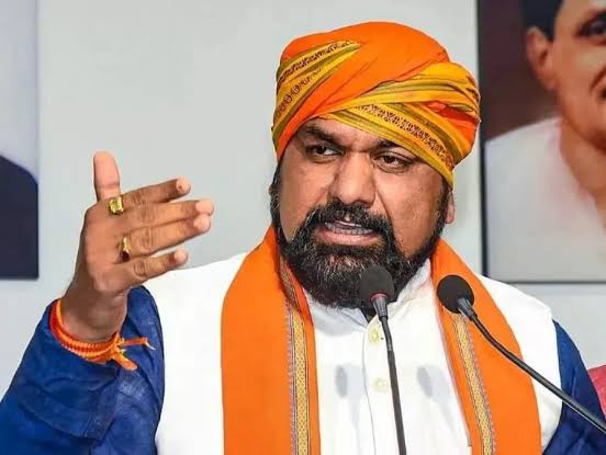 iKumarSaurabh's tweet image. 7 लोगों के हत्या (नरसंहार) के आरोपी रहे हैफिडिविट उर्फ मुरेठा चौधरी उर्फ राकेश कुमार उर्फ सम्राट मौर्य उर्फ सम्राट चौधरी पुनः बिहार में BJP के नेता?

🔰अगले 05 वर्ष, 10वीं कहां से किए ये पूछेंगे? 
🔰बिहार की जनता से किए गए वादों को शपथ ग्रहण के बाद लागू करवाना प्रारंभ करें!