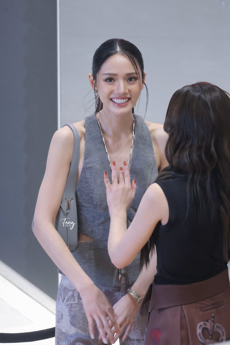 Feng_lmsy's tweet photo. 🤔Wait… are you touching the scratch the little cat left on you?

#ลูกหมีซอนญ่า #LMSY
#Sirivannavari 
#SRAW25 
#SiamParagon
#LMlookmhee #SonyaSaranphat https://t.co/hAPpyAc8wT