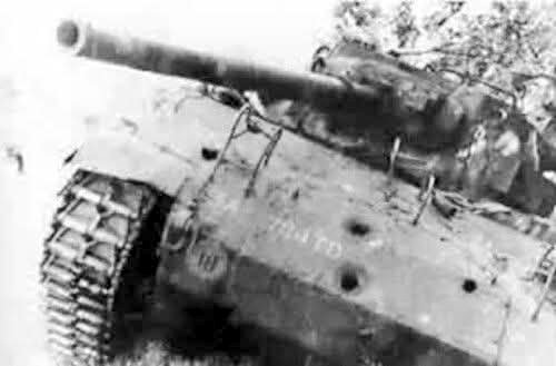 TRUFAULT's tweet photo. Os propongo hablar de esta 📸.
Se puede ver un #M18Hellcat destruido del 704.º Batallón de Cazacarros.
Este fue el n.º13 de la Compañía A.
El primer cazacarros que perdería dicha unidad.
En él, 3 de sus servidores perdieron la vida en un combate a 💀 en Rennes 🇫🇷.
🇺🇲
#WW2 #WWII https://t.co/WkNJ9a2Ezk