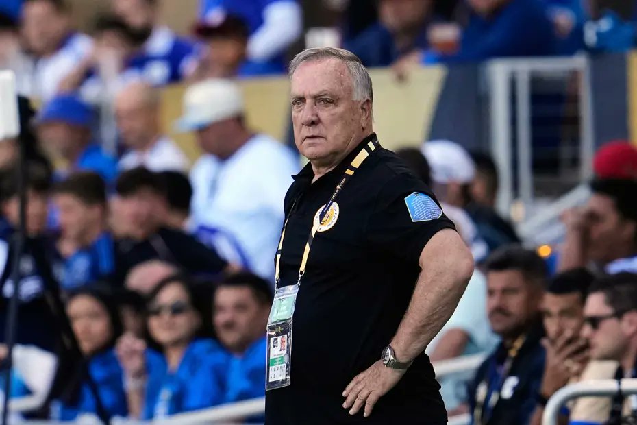 buzzspor's tweet image. Dick Advocaat, 150 bin nüfuslu Curaçao'yu Dünya Kupası'na götürdü.