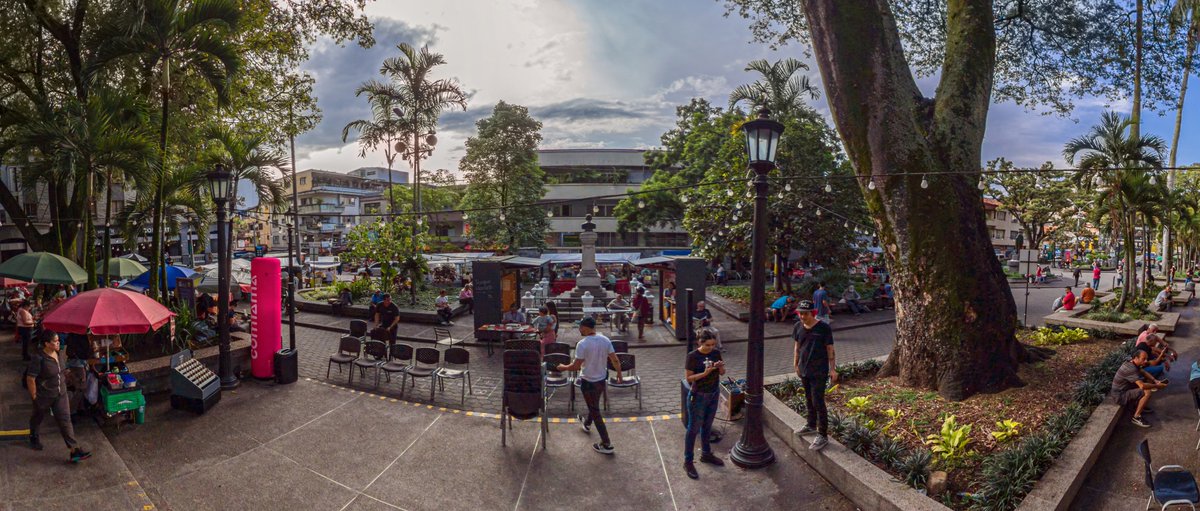 KandaoVR's tweet image. ♟️ Street Chess in Medellín — in 360°!
Captured beautifully by Ramiro using the QooCam 3 Ultra.
Plazuela San Ignacio comes to life in this immersive shot — you can almost feel the focus of the players and the energy of the square.

Shot details:
📸 QooCam 3 Ultra (DNG 8)
ISO 100…