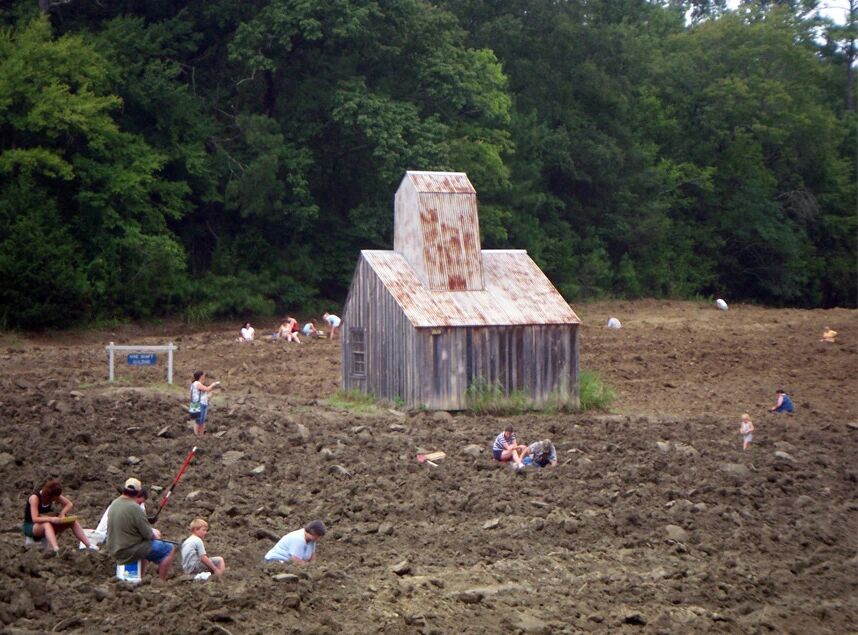 WikiBarrio's tweet photo. El único yacimiento de diamantes del mundo abierto al público está en Arkansas.

Por solo 15 USD, puedes entrar, excavar y llevarte cualquier diamante que encuentres.

El parque descubre en promedio dos diamantes al día y ya suma más de 35 000 hallazgos.

#Diamantes #Ciencia https://t.co/eGhcw4Wz9c