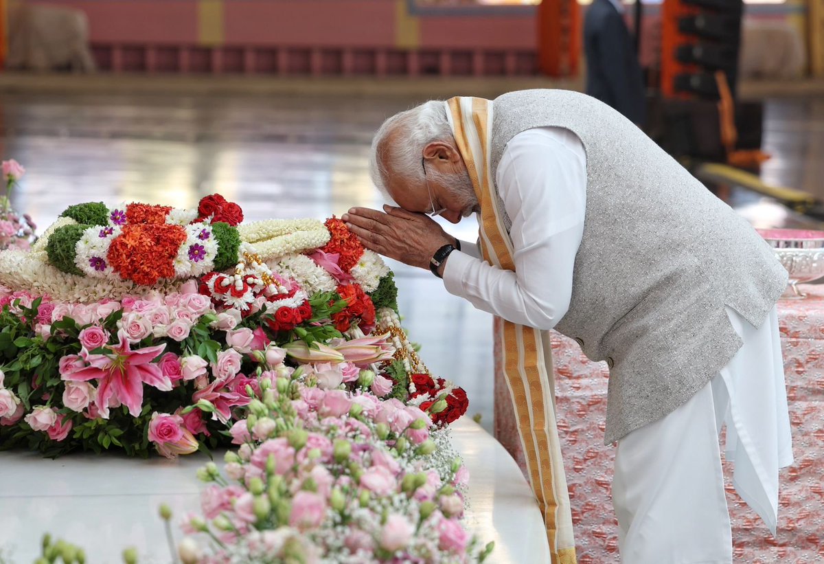 narendramodi's tweet image. Paid homage to Sri Sathya Sai Baba at the Sai Kulwant Hall, Prasanthi Nilayam and went to Omkar Hall for Darshan. Being in these sacred spaces is a reminder of his boundless compassion and lifelong commitment to uplifting humanity. His message of selfless service continues to…