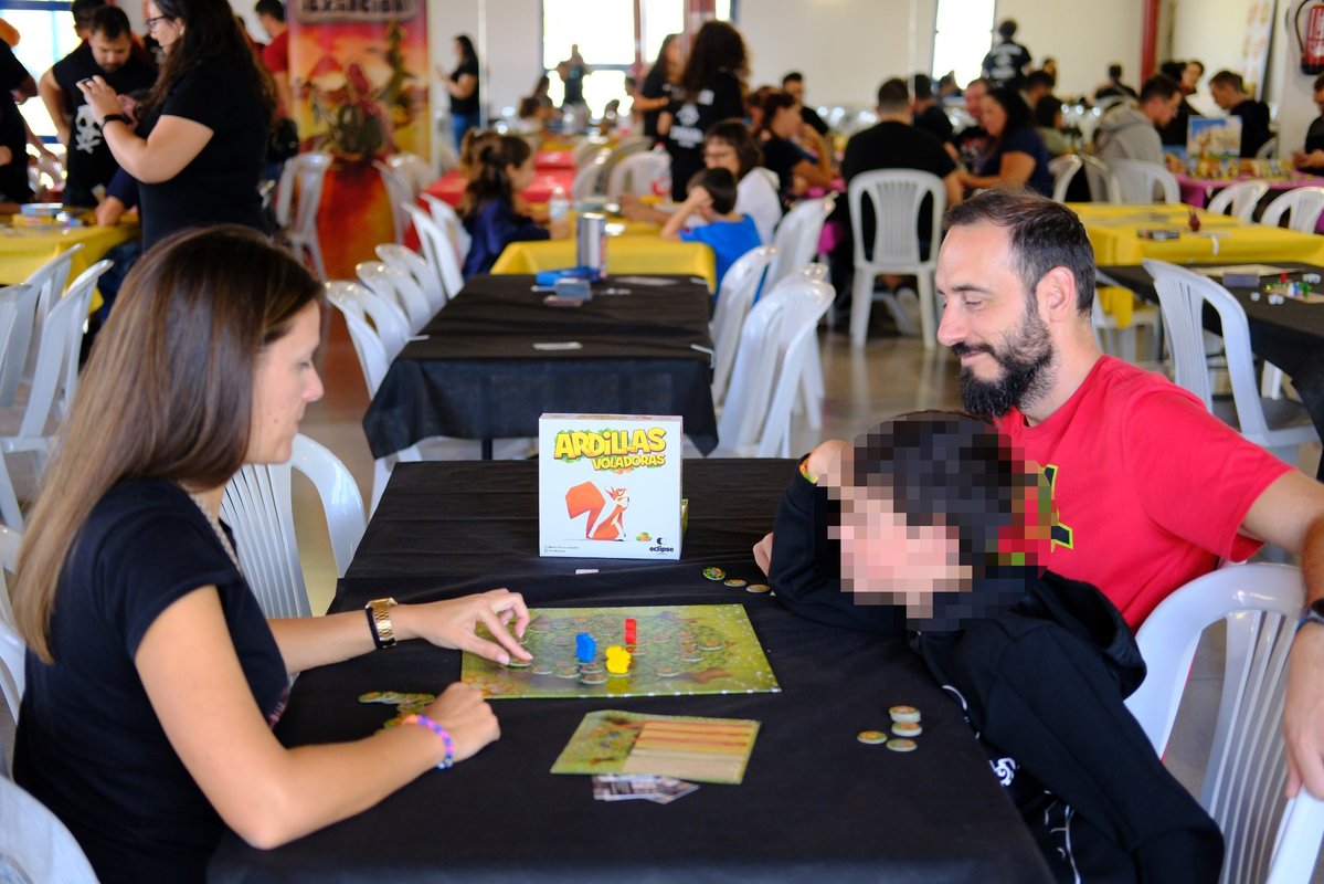 EclipseEditoria's tweet image. Ideal para jugadores de 8 años en adelante 👨‍👩‍👧‍👦💫
Ardillas Voladoras tiene reglas sencillas de aprender pero llenas de profundidad
¡Diversión garantizada para todas las edades!
dracoideas.com/shop/es/43-ard…
#JuegosParaTodos #FácilDeAprender #ArdillasVoladoras