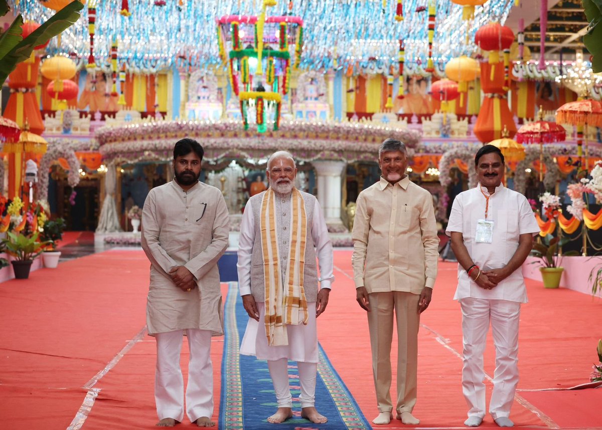 narendramodi's tweet image. Paid homage to Sri Sathya Sai Baba at the Sai Kulwant Hall, Prasanthi Nilayam and went to Omkar Hall for Darshan. Being in these sacred spaces is a reminder of his boundless compassion and lifelong commitment to uplifting humanity. His message of selfless service continues to…