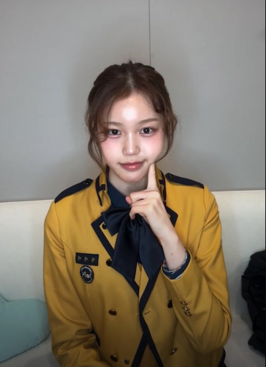 myluvbbit's tweet image. ㅁㅊ 세비 학교 갔다와서 바로 라방 켰나봐 교복 입어써