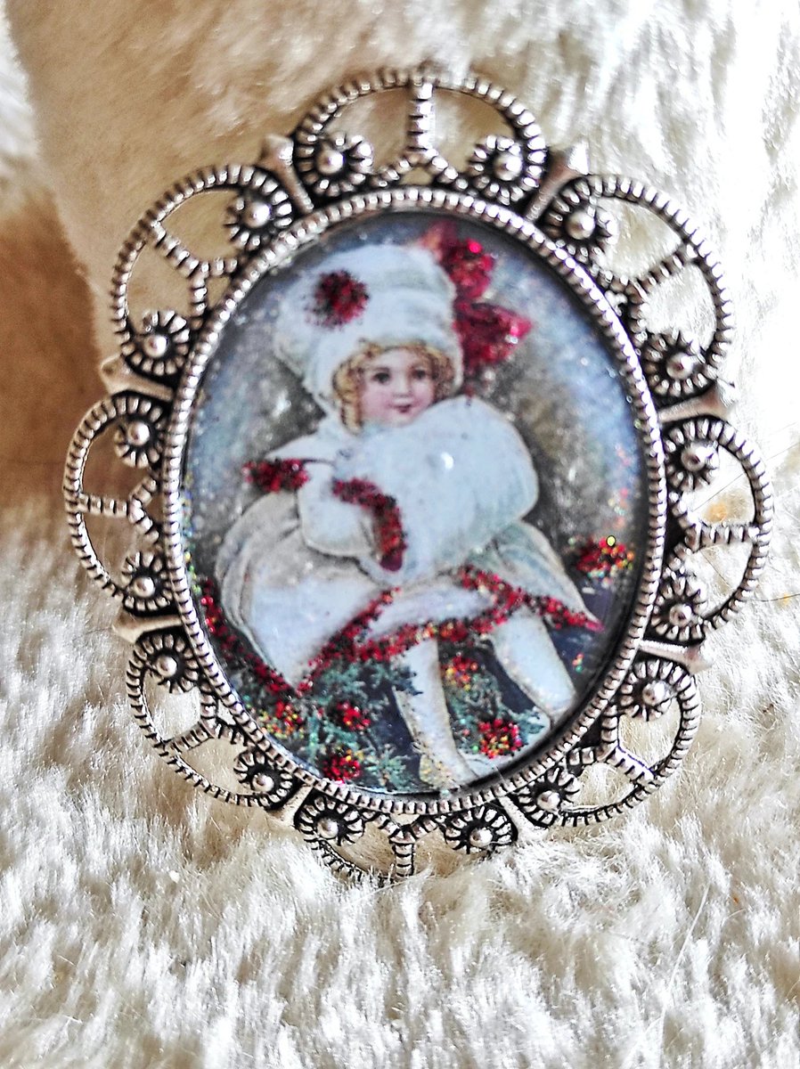 Broche Angèle fillette rétro vintage en manteau blanc vient choisir le sapin des fêtes, cadeau pour femme Noël blanc etsy.me/4oPE2z2 via <a href="/Etsy/">Etsy</a> 
REMISE FETES
frenchjewelryvintage.etsy.com/listing/171137…