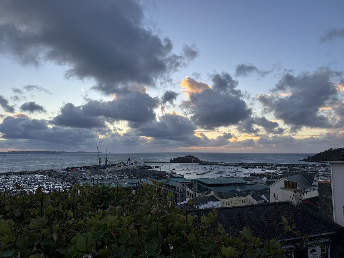 gnsymutterings's tweet image. #Guernsey 🇬🇬 a very windy but picturesque view from the blue mountains this morning