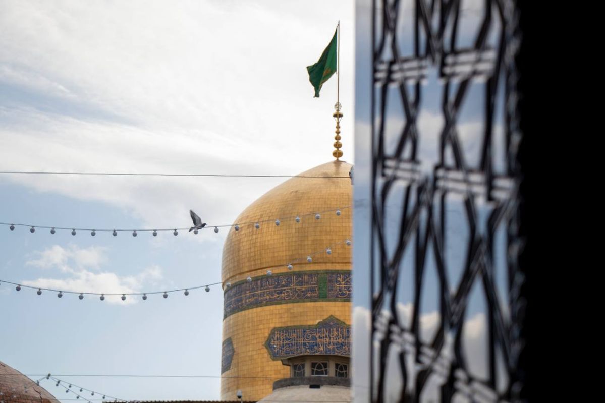 جمالش ز عالم کند دلبری
چو از نیم رخ یک نظر بنگری❤️‍🩹

#آقاجانم