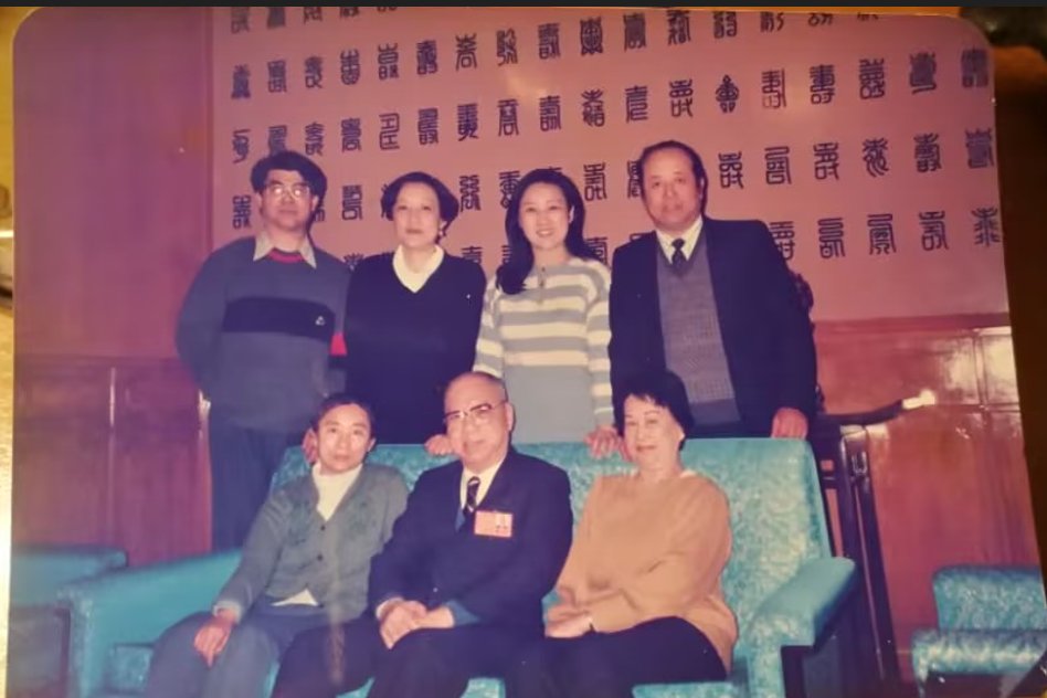 1989年3月兩會前張顯陽（後排左一）羅點點（後排左二）、高瑜（後排左三）、趙元康（後排左四）、林豆豆（前排左一），應香港《鏡報》董事長徐四民夫婦邀請，前去會見。