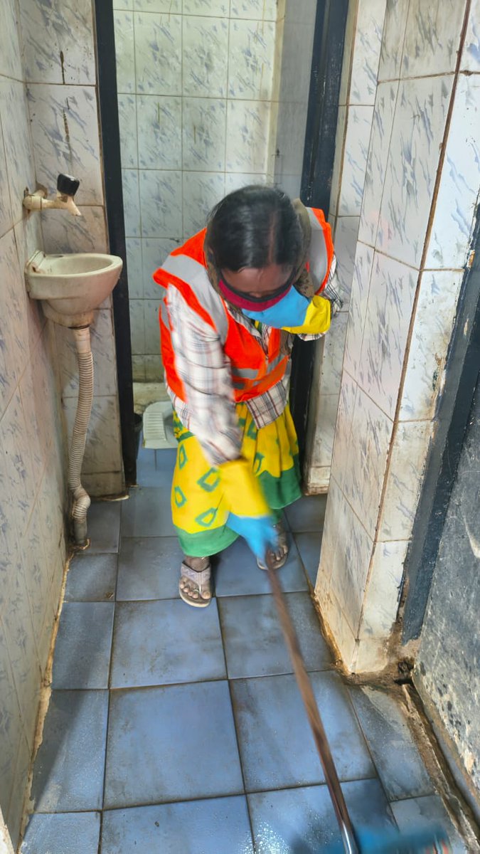 McKamareddy's tweet photo. As part of the World Toilet Day week cleaning activities have been done at various places of public toilets by Muncipal workers
#worldtoiletday2025
#cdma_telangana 
#telangana_cmo 
#mohua https://t.co/rVcVztWXbC