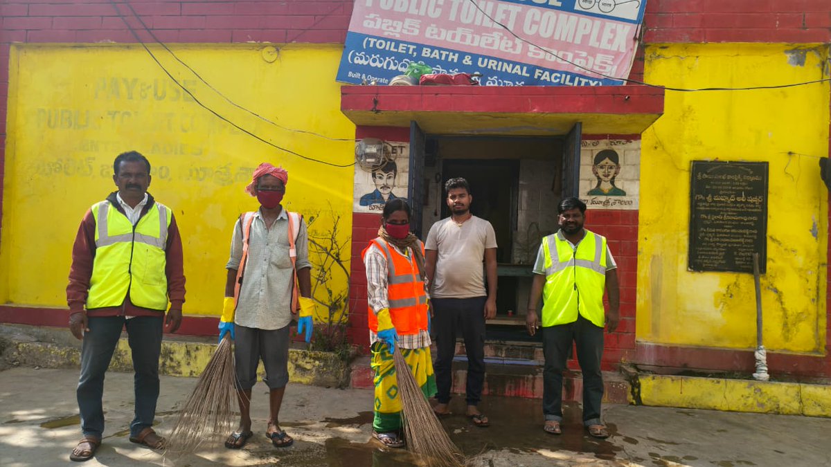 McKamareddy's tweet photo. As part of the World Toilet Day week cleaning activities have been done at various places of public toilets by Muncipal workers
#worldtoiletday2025
#cdma_telangana 
#telangana_cmo 
#mohua https://t.co/rVcVztWXbC