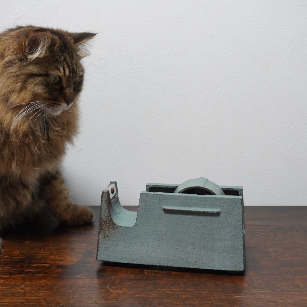 古いニチバンの鋳鉄製テープカッター。 ただの文房具なのに、鋳物の重