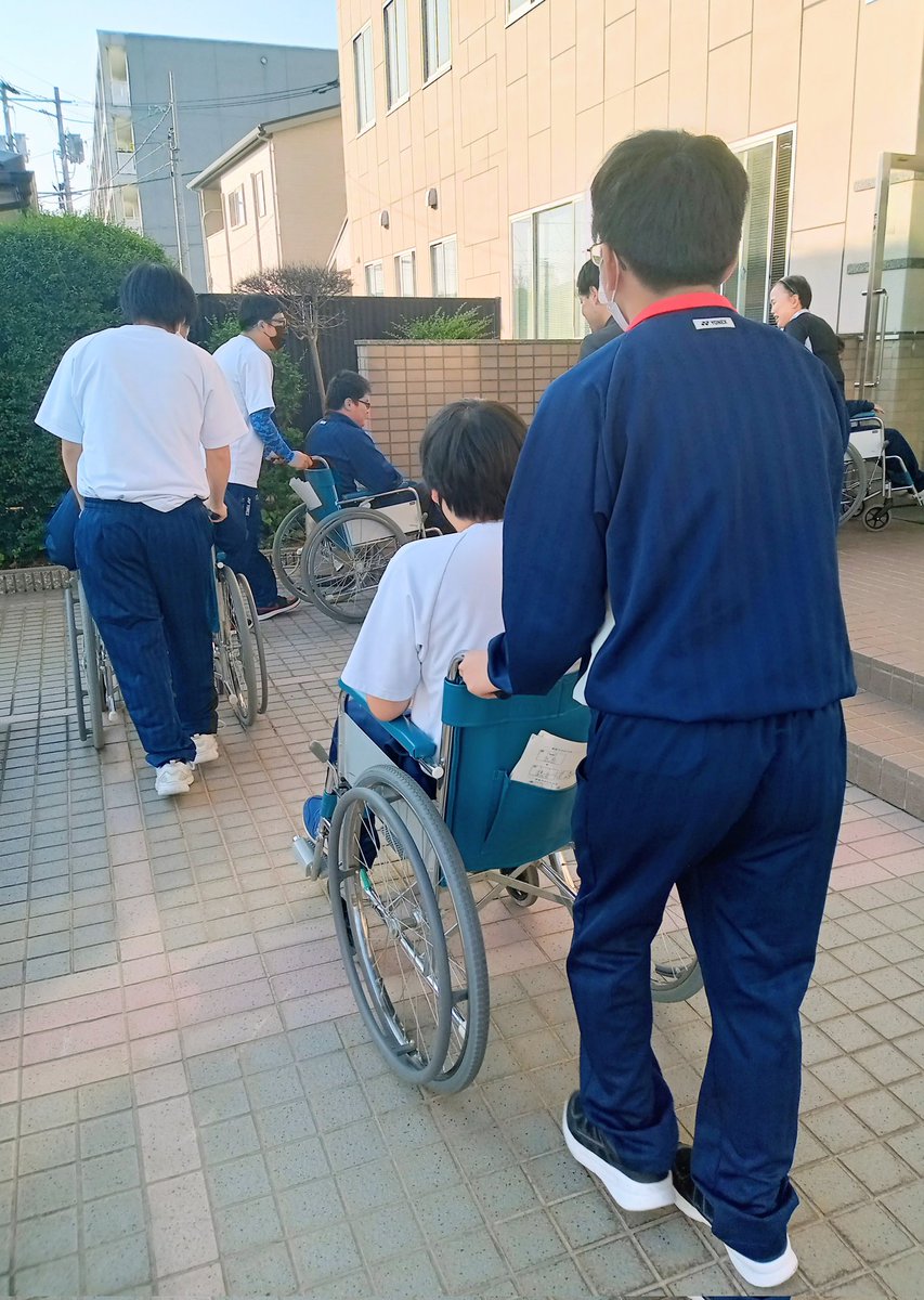 \\高校生が介護を体験//

村上学園高松校の皆さんが入浴介助や車椅子体験に挑戦😊

楽しく介護を学んでいただきました！

今度はぜひオープンキャンパスで会いましょう🙋

#村上学園
#介護福祉学科 
#四国医療福祉専門学校