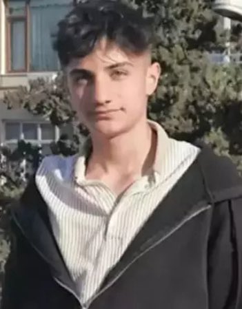 Urfa'da bir marangoz atölyesinde Habib Aksoy tarafından kompresörle cinsel saldırı ve işkenceye uğrayan 15 yaşındaki çocuk işçi Muhammed Kendirci yaşamını yitirdi.

15 yaşında bir çocuk işçi…
İşkenceyle…