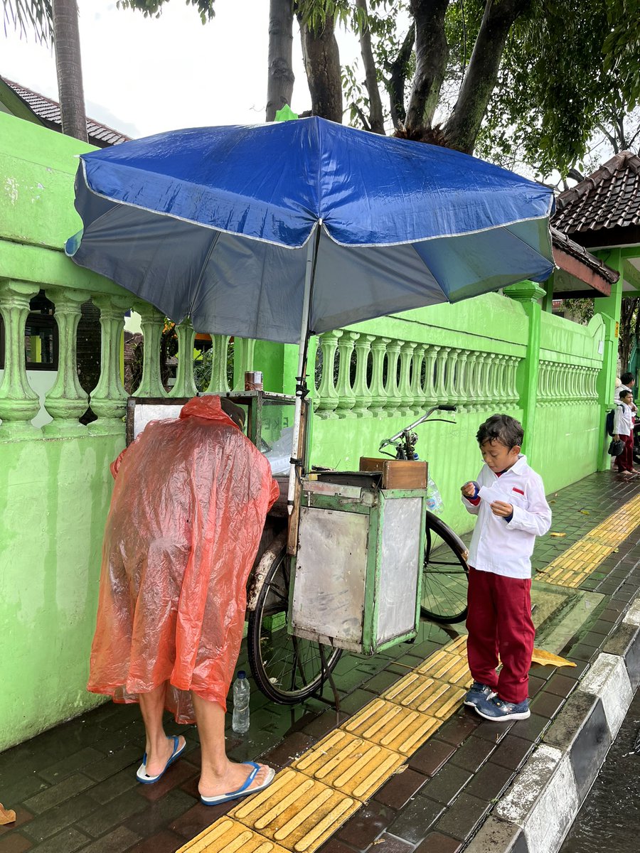L4minarFl0w's tweet image. yang di Jogja ayo dilarisin gaes

mbahnya jual leker, 1nya seribu
jualan di depan SD Negeri Bhayangkara dari jam 10 pagi

mbahnya asli orang kulon progo tapi tinggalnya di daerah timoho