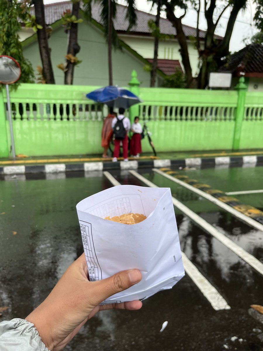 L4minarFl0w's tweet image. yang di Jogja ayo dilarisin gaes

mbahnya jual leker, 1nya seribu
jualan di depan SD Negeri Bhayangkara dari jam 10 pagi

mbahnya asli orang kulon progo tapi tinggalnya di daerah timoho