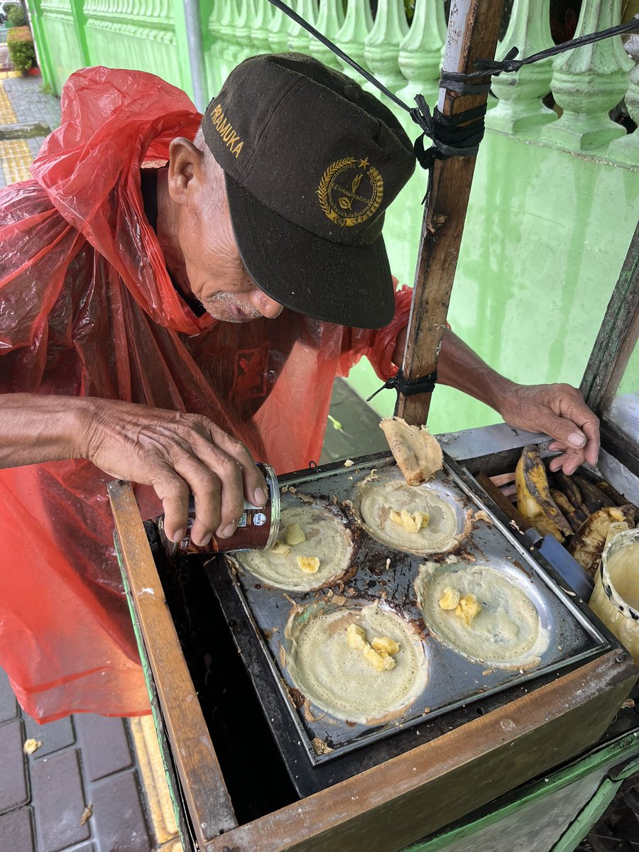 L4minarFl0w's tweet image. yang di Jogja ayo dilarisin gaes

mbahnya jual leker, 1nya seribu
jualan di depan SD Negeri Bhayangkara dari jam 10 pagi

mbahnya asli orang kulon progo tapi tinggalnya di daerah timoho