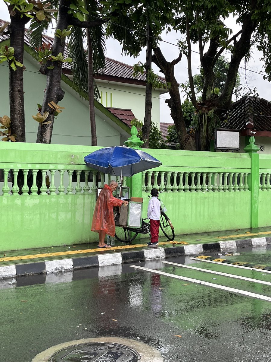 L4minarFl0w's tweet image. yang di Jogja ayo dilarisin gaes

mbahnya jual leker, 1nya seribu
jualan di depan SD Negeri Bhayangkara dari jam 10 pagi

mbahnya asli orang kulon progo tapi tinggalnya di daerah timoho