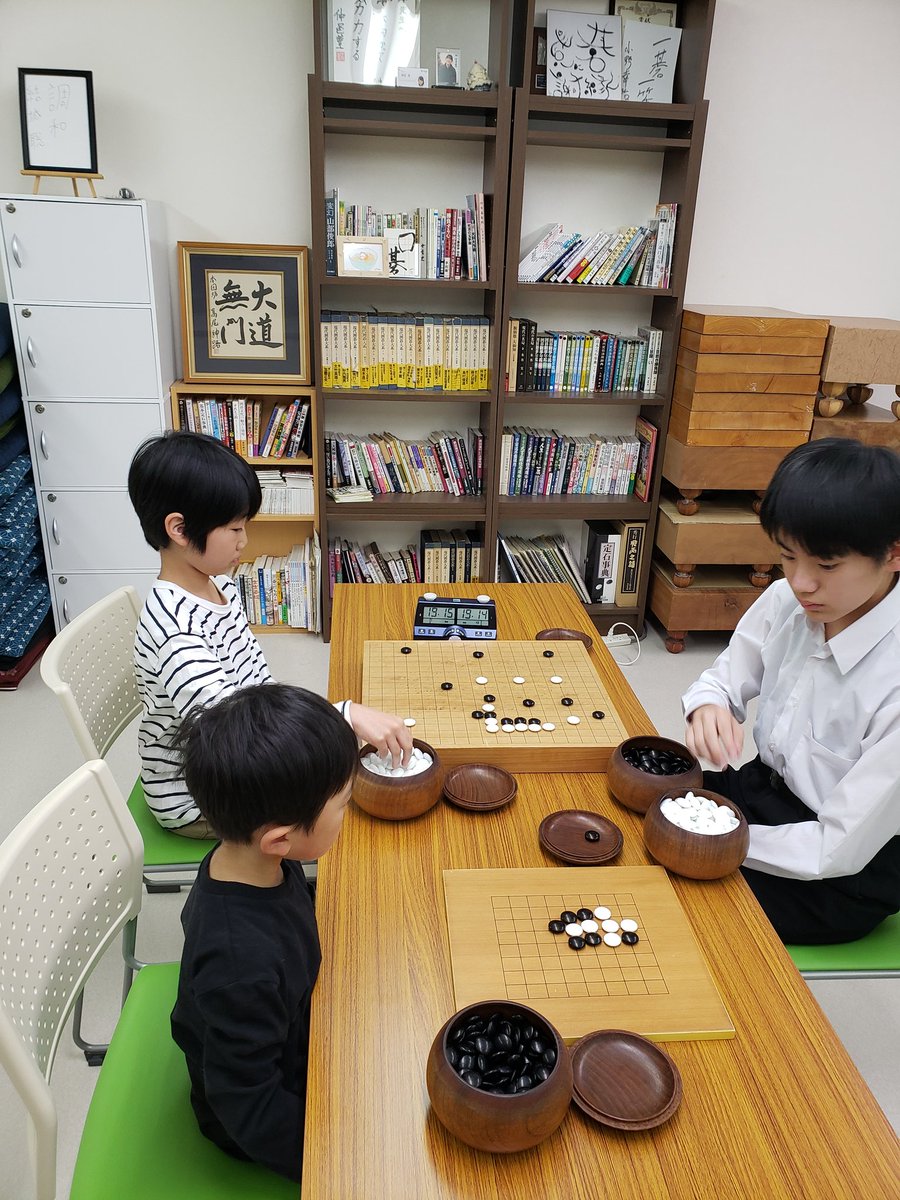 今日の「こども囲碁教室✏」
中学生、小学生、未就学児の対局✨
世代や地域を越えて仲良くなれるのが囲碁の良いところですね😊