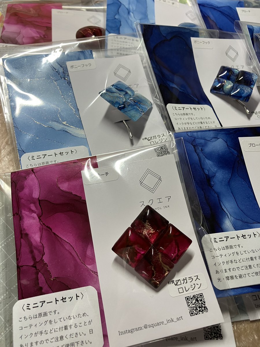 ミュンヘンクリスマス市、搬入してきました✨

入り口の正面少しだけ左、3段目です。

ミニアートセットは初登場。
5×10cmサイズの原画アートと、ブローチ or ポニーフックのセットになっています。
スマホのインナーシートやインテリアに。

#htoh  #ミュンヘンクリスマス市