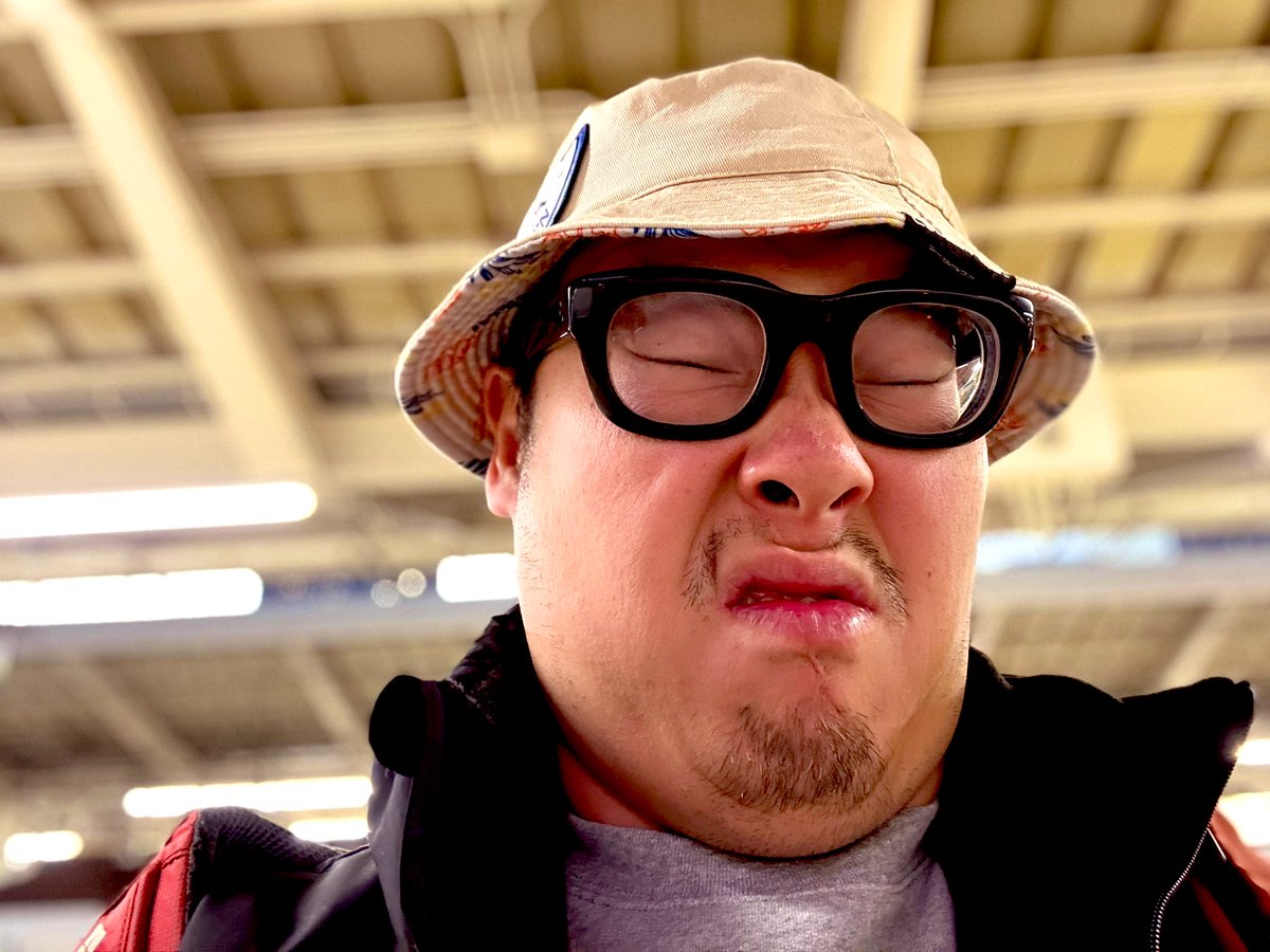 先ほどの写真が、"何か腹立つ"との声が多かったので撮り直しました。
新幹線のホームでこんなことさせないでください。