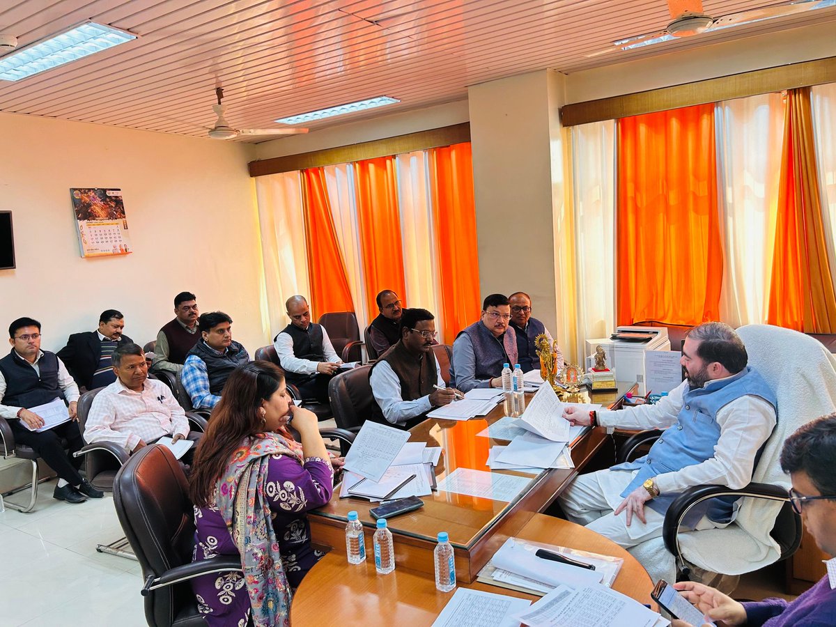 आज बापू भवन कार्यालय, लखनऊ में प्रमुख सचिव श्री रणवीर प्रसाद जी, आयुक्त श्रीमती अनामिका सिंह जी तथा विभागीय अधिकारियों के साथ खरीफ विपणन सत्र 2025–26 के अंतर्गत धान एवं मोटे अनाजों की खरीद तथा राष्ट्रीय खाद्य सुरक्षा अधिनियम से संबंधित विभागीय कार्यों की विस्तृत समीक्षा की।