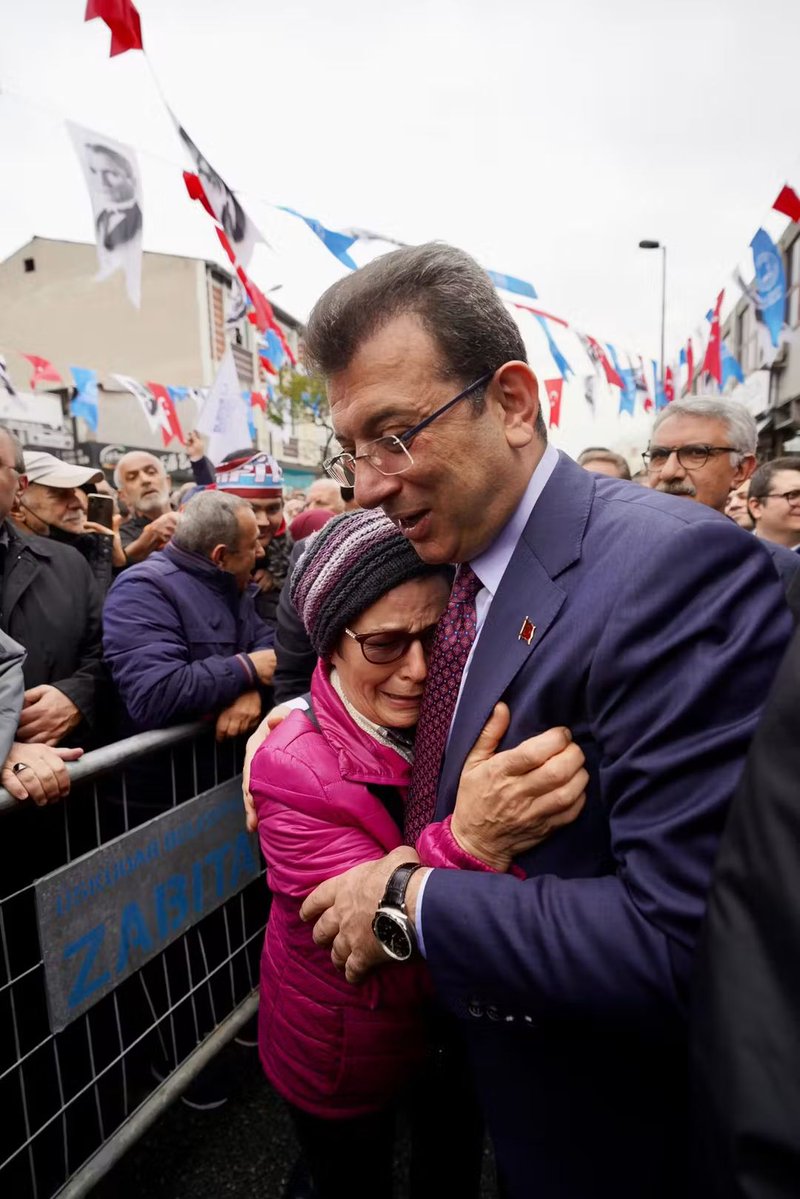 KaradenizSefiri's tweet image. Halkıyla kucaklaşan bir liderin önünde hiçbir duvar duramaz.