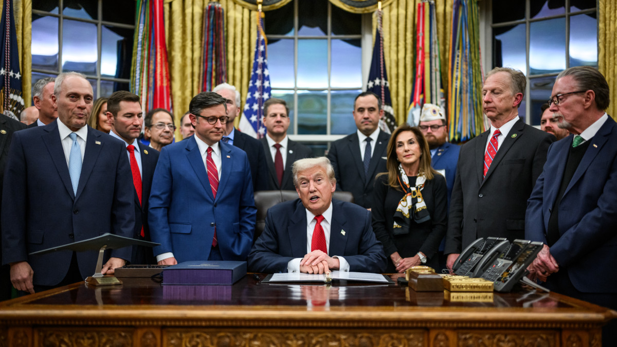 #Trump no solo gobierna: captura el Estado para blindarse antes de las midterms. 
Purga funcionarios, manipula distritos, restringe el voto de pobres, estudiantes y afroamericanos y coloca a los suyos en medios y supervisores

<a href="/andresortegak/">Andres Ortega Klein</a> en <a href="/a_publica/">Agenda Pública</a> 
bit.ly/4idLy4o