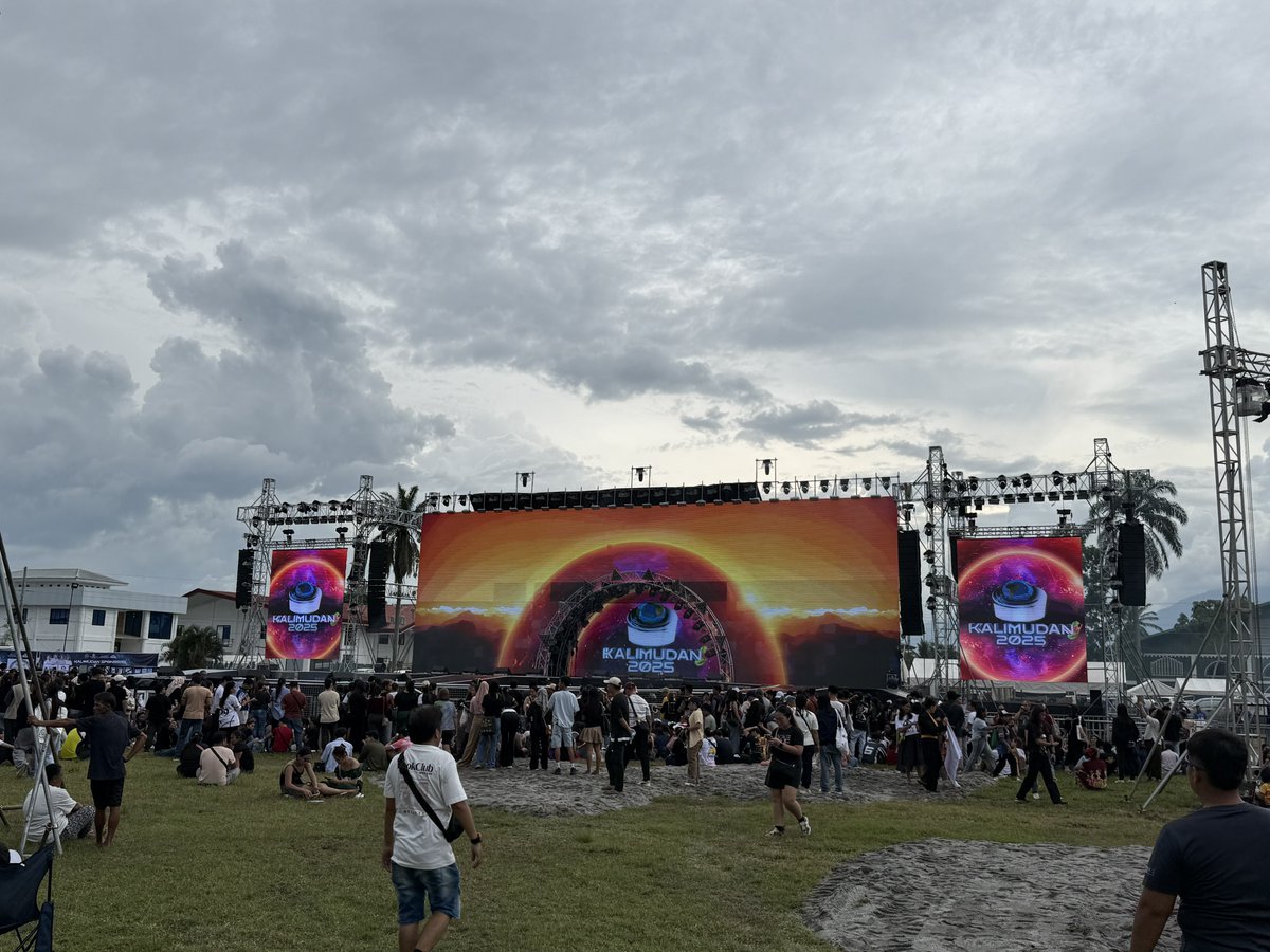 dominicprg's tweet image. STAGE IS GIVING SB19 VIBES 

HarayaSaKalimudan WithSB19
@SB19Official #SB19
#SB19atKalimudan2025