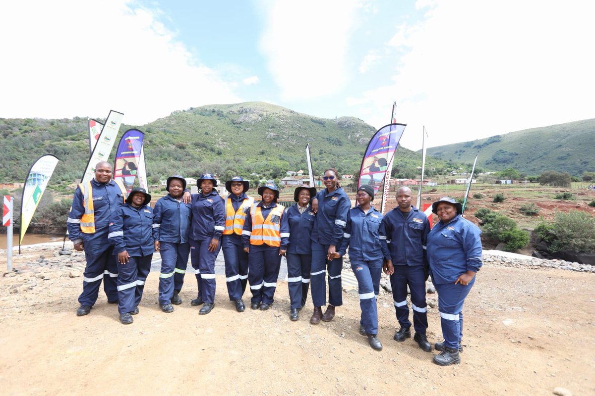 SANDF_ZA's tweet image. SA National Defence Force Engineers Deliver Lifeline Bridge to Tebe-Tebe Community through Welisizwe Programme.

#MODMV
#SANDF
#SAArmy
#PrideOfLions
#WelisizweProgramme