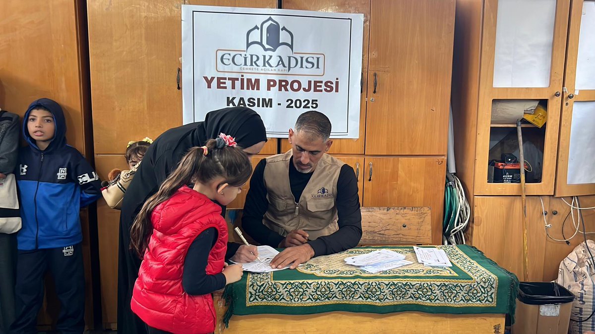 Ecir Kapısı Derneği olarak, Gazze’deki yetim çocuklarımıza destek olmak için başlattığımız “Yetim Projesi” çalışmalarımız devam ediyor. Bu kapsamda, savaş mağduru olan birçok yavrumuza gıda ve elbise dışında harçlık da ulaştırdık. ❤️

Allah (cc), bu zor günlerde yardımını