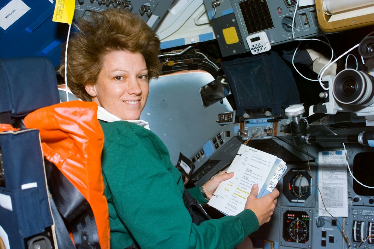 mariobianchi18's tweet image. Il #19novembre 1956 è nata #EileenCollins. Prima donna a pilotare (nell&apos;appuntamento con la MIR) e nel terzo volo a comandare uno #SpaceShuttle. Dopo il college fece parte dell&apos;Air Force, addestrata a pilotare diversi tipi di aerei. In totale ha trascorso 537 ore nello spazio.