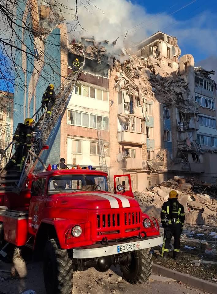 den_kazansky's tweet image. Russia killed at least 9 civilians in Ternopil with a rocket attack on a house