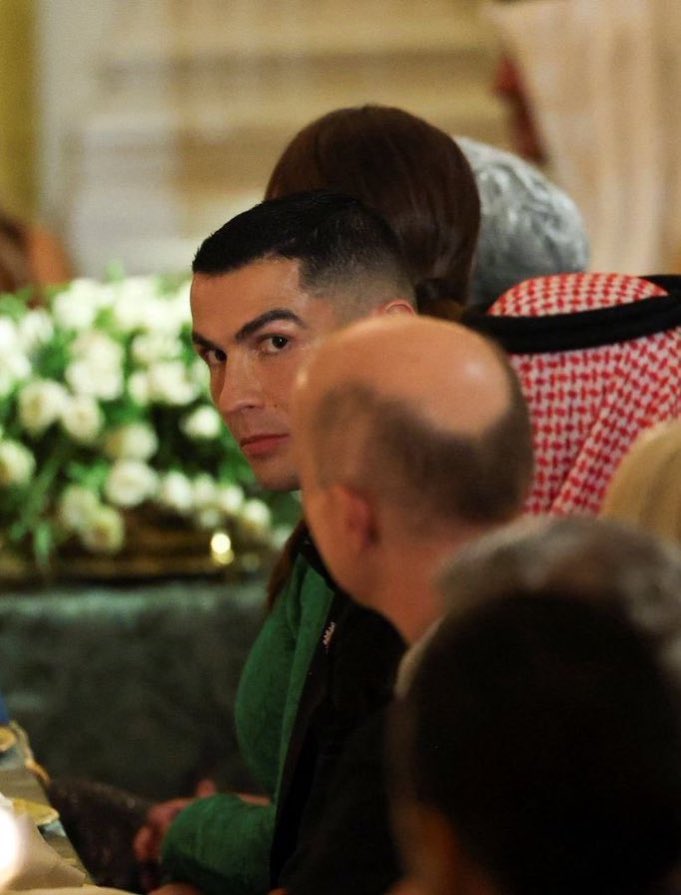 _su6an's tweet image. اللي ما فهمته للحين وش السبب المنطقي عشان كريستيانو راح للبيت الابيض؟