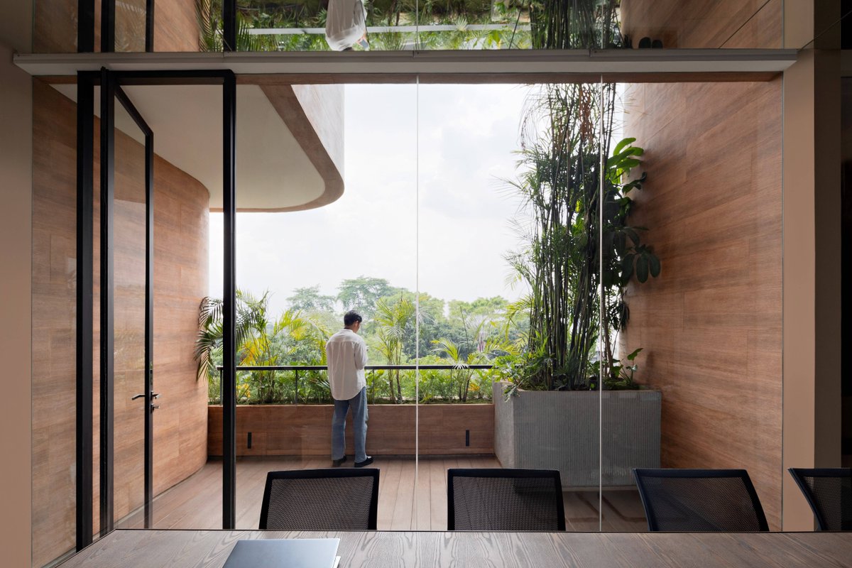 Architizer's tweet image. #ProjectOfTheDay: Sagehaus Office Garden by RAD+ar (Research Artistic Design + architecture)

 Defined by a wind-catching central volume and a facade of shaded, indirect openings, this office introduces a model for naturally ventilated workspaces in tropical cities. Layered zones…