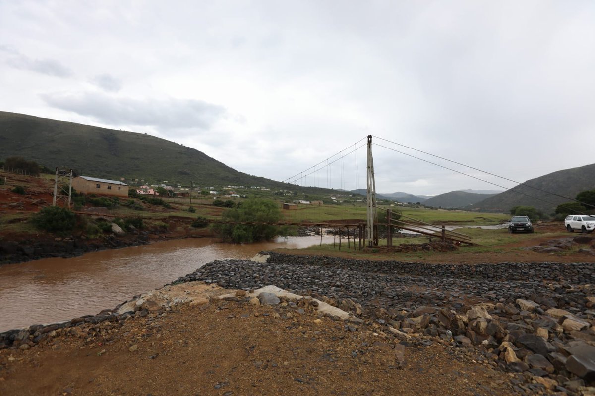 SANDF_ZA's tweet image. The Department of Defence, through the South African National Defence Force and its SA Army Engineer Formation, has successfully delivered a life-saving modular bridge to the flood-prone community of Tebe-Tebe in the Eastern Cape.

#MODMV
#SANDF
#SAArmy
#PrideOfLions